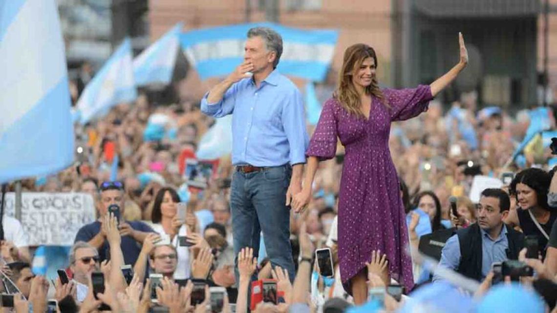 Macri and his wife say goodbye to supporters during his final rally in the Plaza de Mayo in Buenos Aires