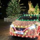 Convirtieron un Nissan Leaf en un árbol de Navidad sobre ruedas