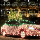 Convirtieron un Nissan Leaf en un árbol de Navidad sobre ruedas