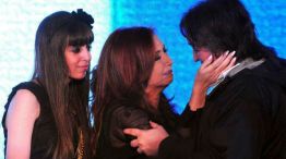 Cristina Fernández, junto a sus hijos Máximo y Florencia Kirchner.