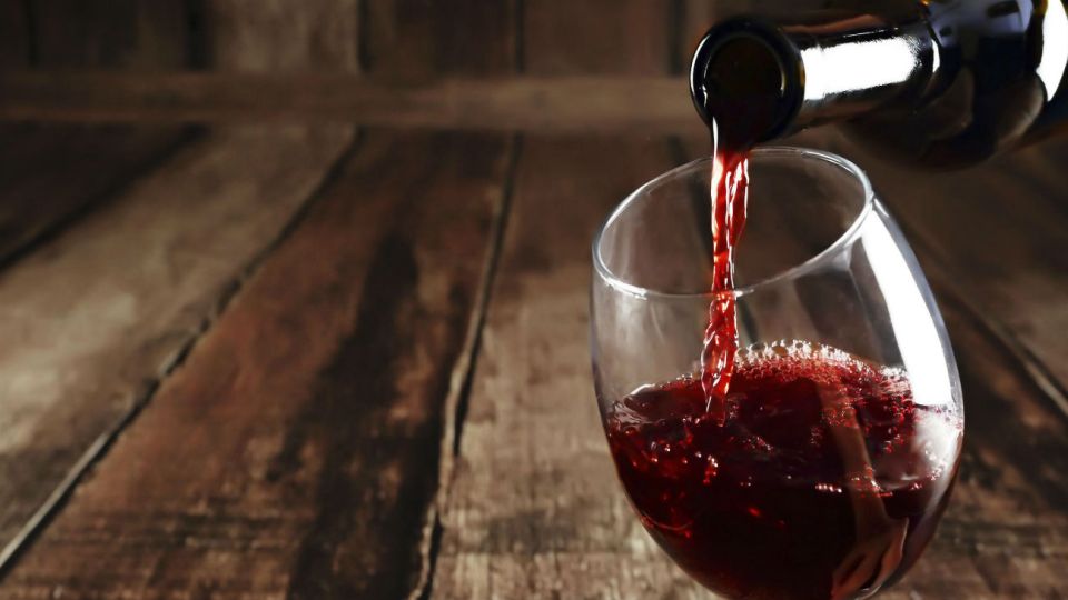 El vino es un malbec que tiene en sus etiquetas imágenes de Cristina Kirchner y Alberto Fernández y el pan dulce se vende en cajas con la imagen de Eva y Juan Perón.