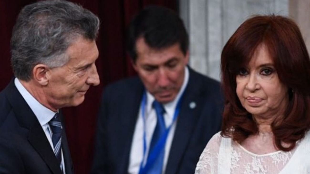 El incómodo saludo entre Cristina Kirchner y Mauricio Macri durante el traspaso de mando.