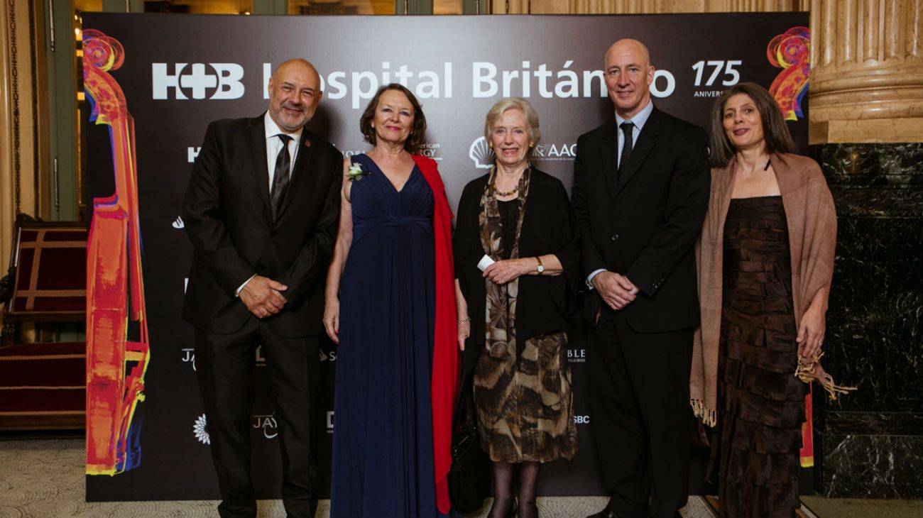 Angel Yebara; Felicity Bagnall Kirkwood, baronesa Gloria Hooper, embajador británico, Mark Kent, y su esposa Martine.