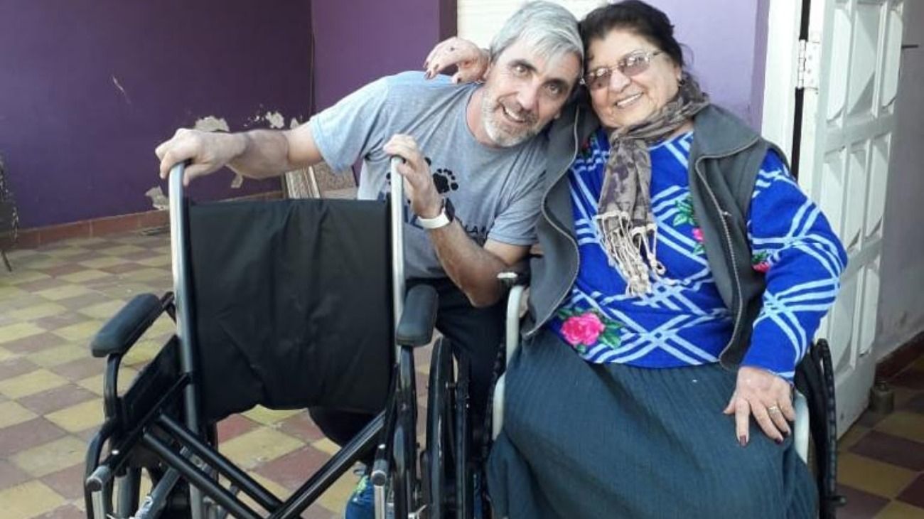 Elma Pelozo, madre de Gabino Ruíz Díaz, perdió sus piernas por su diabetes y, para viajar a Malvinas, debe hacerlo en un avión sanitario. En la imagen se la puede ver junto a Julio Aro, presidente de la Fundación No Me Olvides.