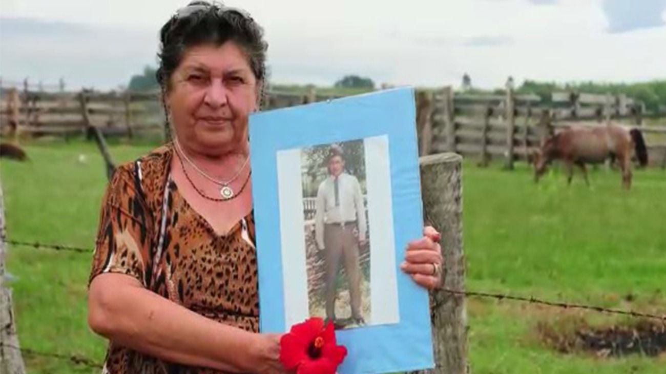 Elma Pelozo, madre de Gabino Ruíz Díaz, perdió sus piernas por su diabetes y, para viajar a Malvinas, debe hacerlo en un avión sanitario. 