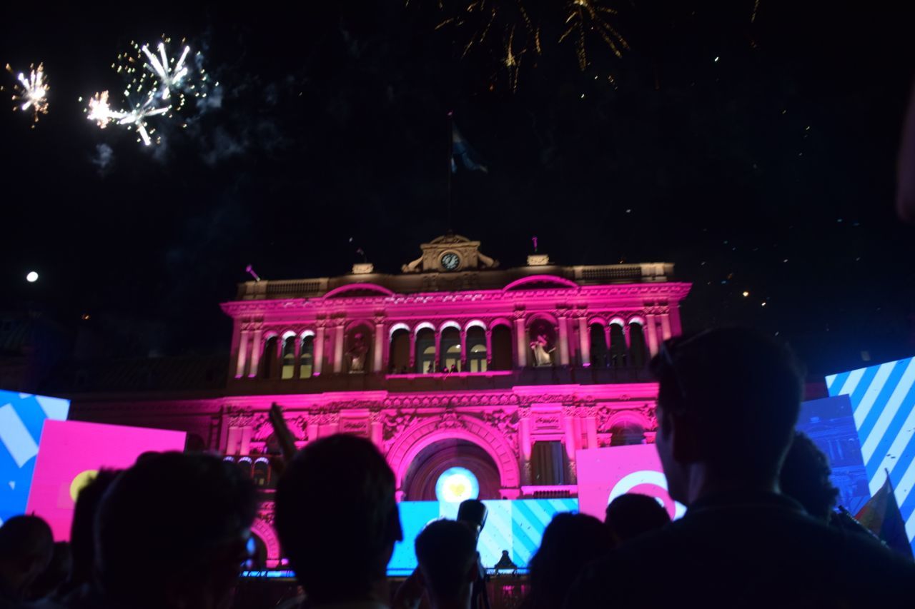 Fiesta en la Plaza de Mayo tras la jura de Alberto Fernández como nuevo presidente.