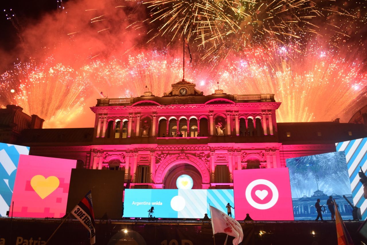 Fiesta en la Plaza de Mayo tras la jura de Alberto Fernández como nuevo presidente.