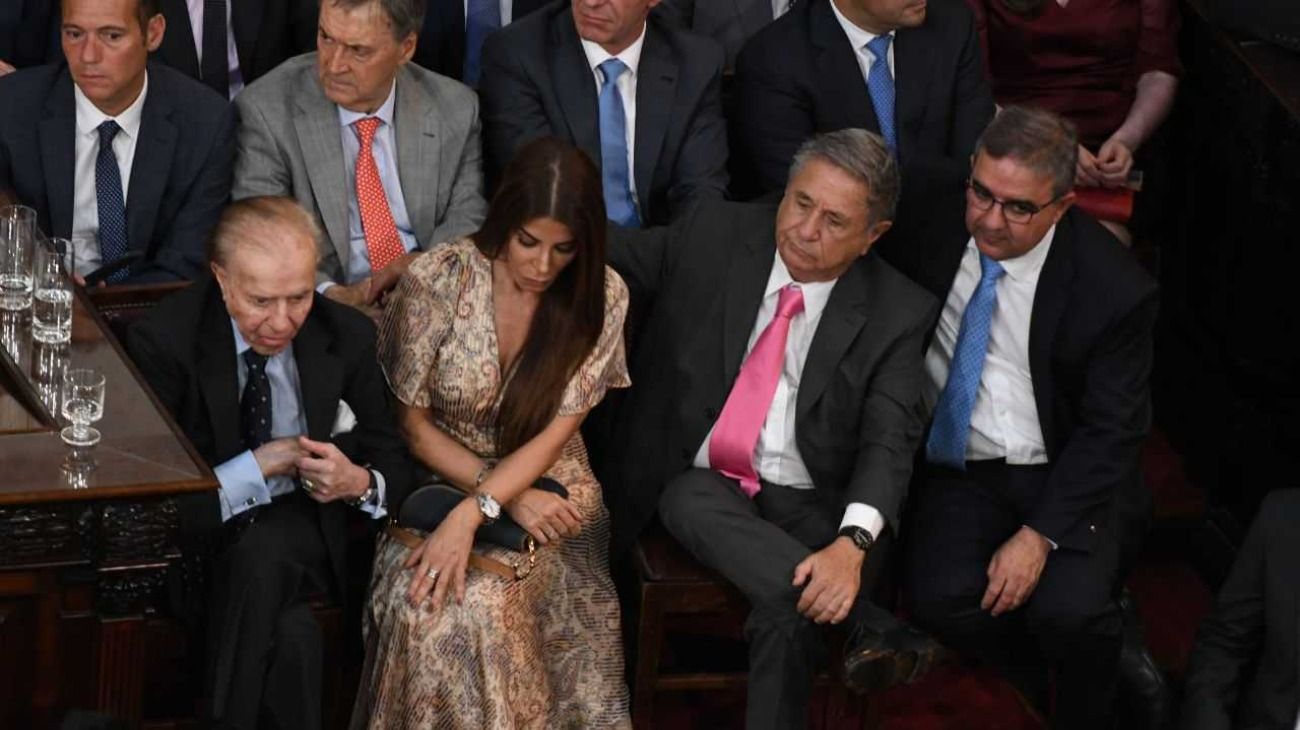 Los ex presidentes Carlos Menem, junto a su hija Zulema, y Eduardo Duhalde.