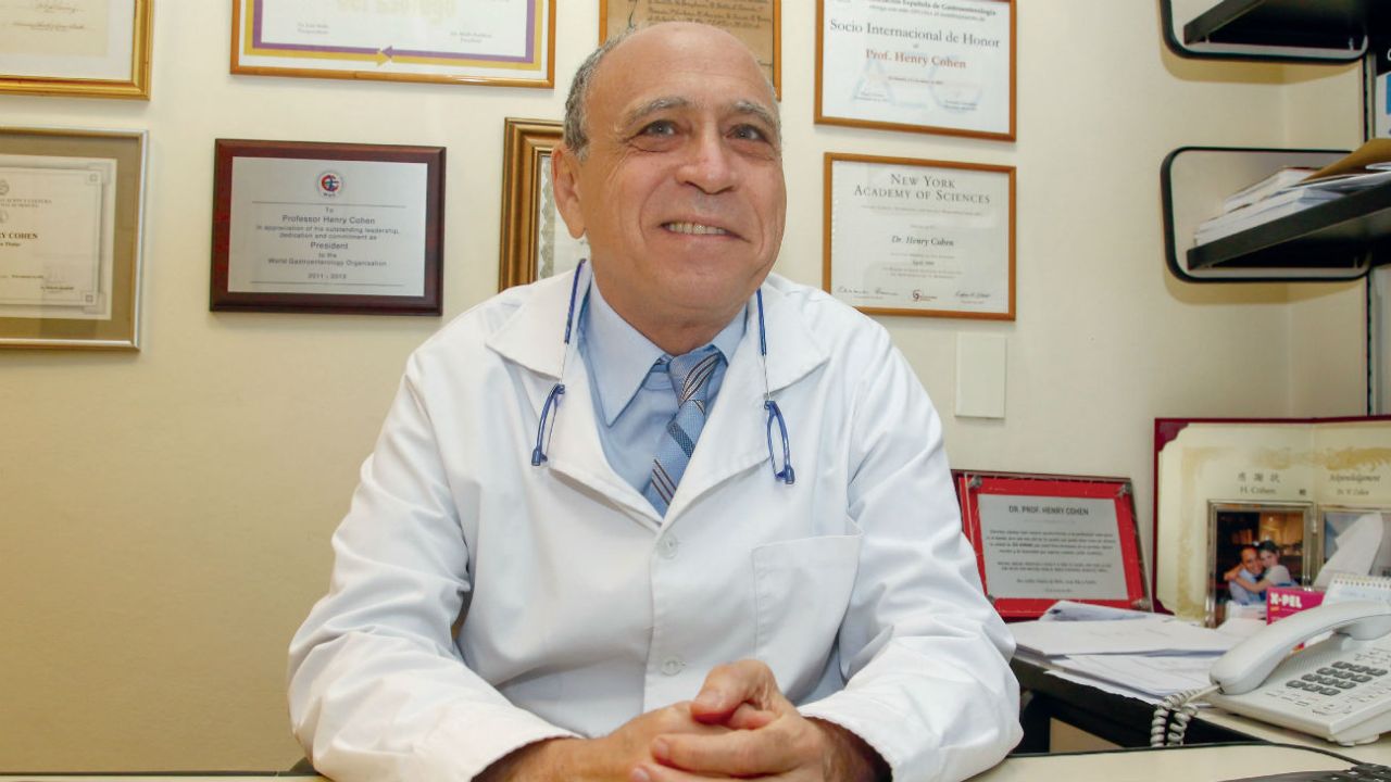 La prensa lo presentó como el mejor gastroenterólogo del mundo. Recibió el premio en Turquía. Se retira orgulloso de su trabajo. | Foto:Fotos: Gastón Britos / Foco Uy.