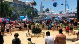 Los militantes se refrescan los pies en la fuente de Plaza de Mayo