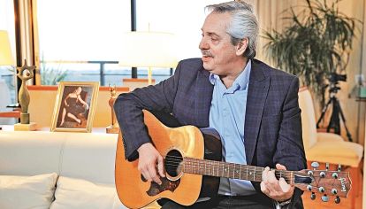 Alberto Fernández despliega su arte ejecutando melodías sobre su guitarra acústica.
