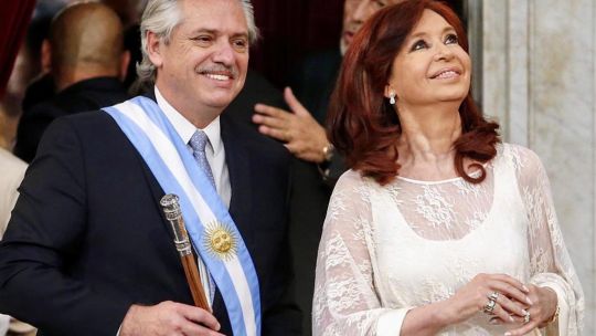 El presidente y la vice presidenta saludan a la Asamblea.