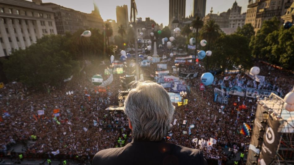 Alberto Fernández saluda a la Plaza de Mayo colmada