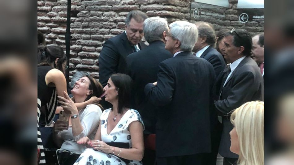 Cristóbal escucha a Aníbal Fernández. Detrás está Ferreyra
