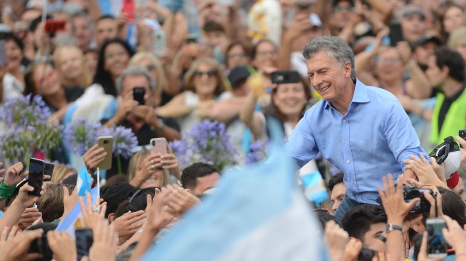 Macri en Andas por la Pza. de Mayo 20191210