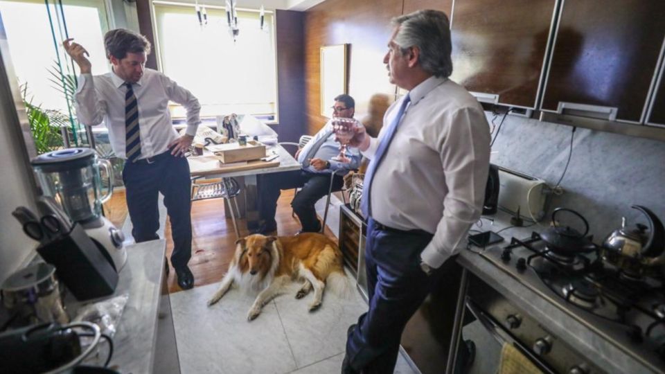 El presidente electo, Alberto Fernández, junto a su vocero, Juan Pablo Biondi, minutos antes de partir hacia el Congreso nacional.