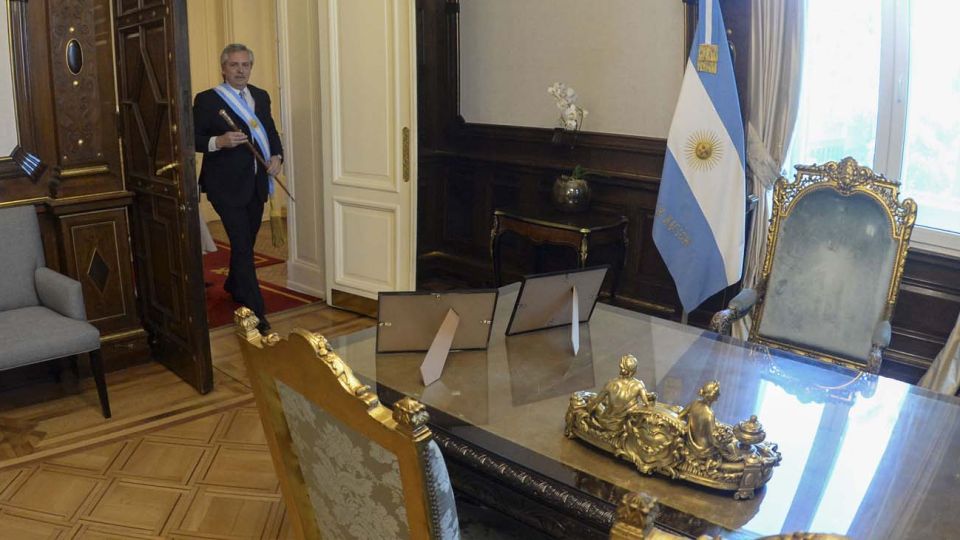 Alberto Fernandez en el despacho de la Casa Rosada