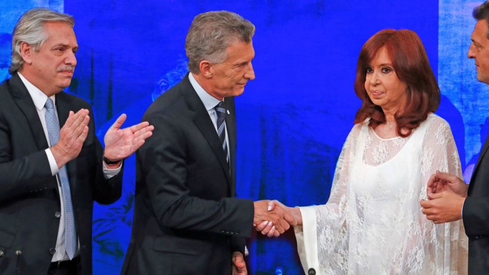 El frío saludo de Cristina Fernández de Kirchner a Mauricio Macri, con Alberto Fernández como espectador.