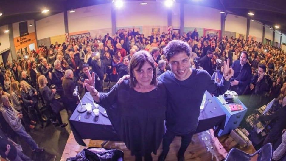 La senadora provincial Teresa García y el gobernador electo, Axel Kicillof.