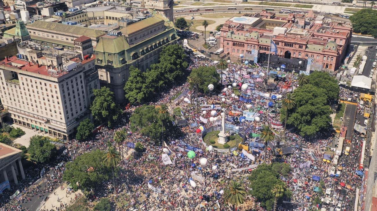 Vista aerea Festejo Asuncion Alberto Fernandez en Plaza de Mayo