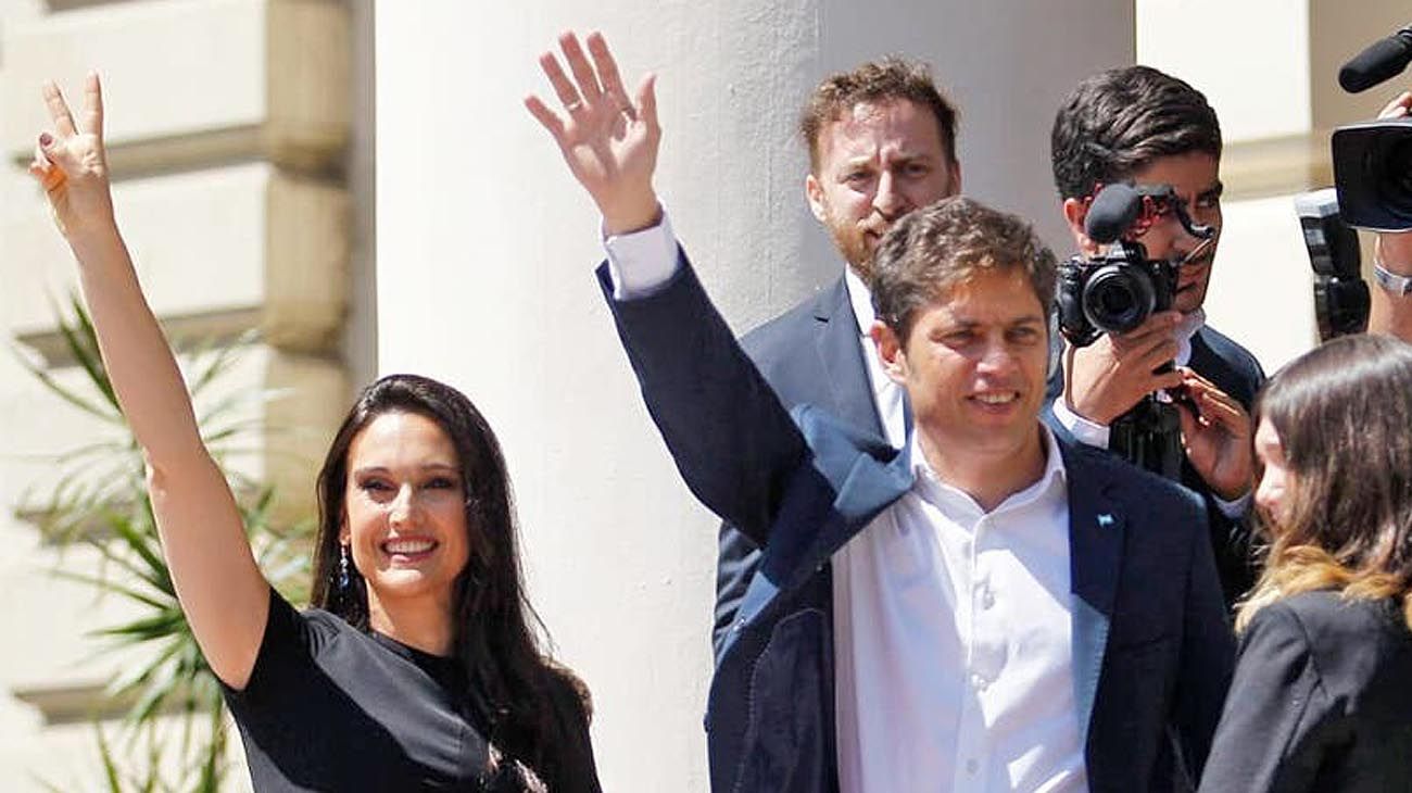 El Gobernador Axel Kicillof y su esposa.