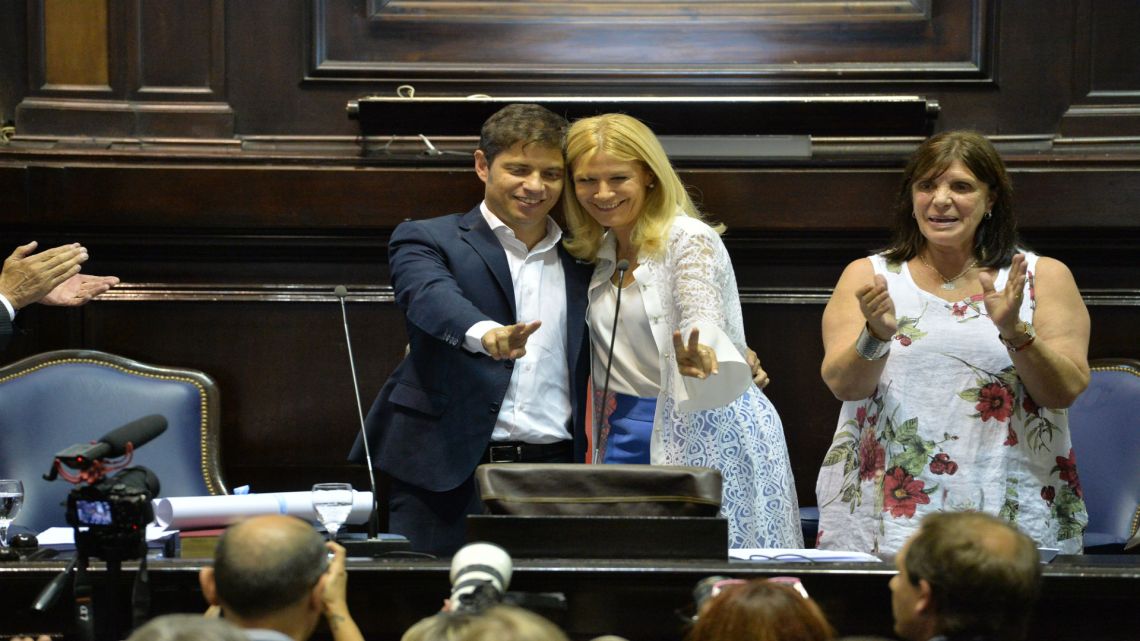 Axel Kicillof y Verónica Magario en blanco y celeste. | Foto:Cedoc
