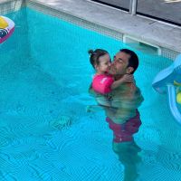 Mariano Martínez con Alma en la pile