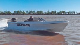 El diseño de sus líneas tiene un perfil simple, con proa bien lanzada y un diente central que corre a lo largo de toda la eslora para fortalecer las bandas.