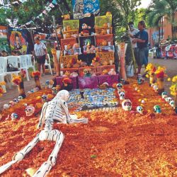 Los altares del Día de los Muertos es una tradición que se cumple en las casas y también en los comercios para honran a los que fallecieron.