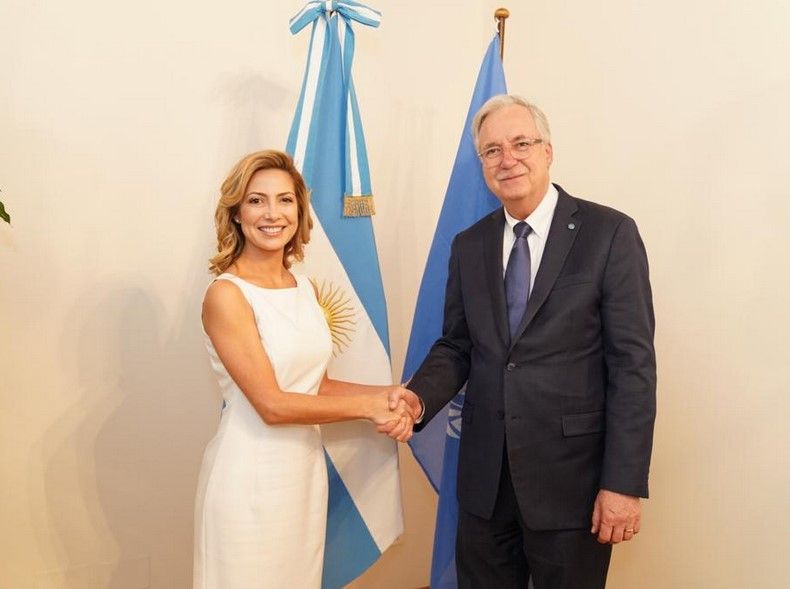 En Roma, Fabiola Yáñez junto a Daniel Gustafson, director general adjunto de Programas de la FAO(Food and Agriculture Organization of the United Nations) 
