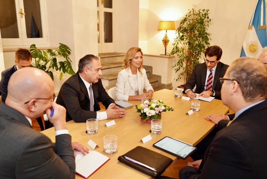 Fabiola Yañez en su primera actividad como primera dama: en Roma, en una reunión con integrnates de la FAO y el embajador argentino ante ese organismo, Carlos Cherniak.  