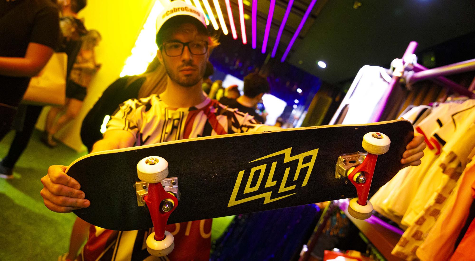 En el LollaShop se podrá adquirir el merchandising oficial, participar de sorteos, descuentos especiales, accesorios, entre otras experiencias.