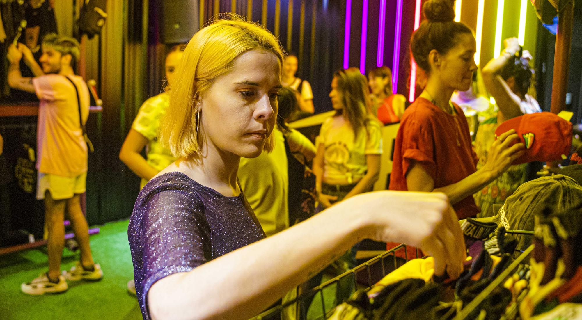 Desde remeras, buzos, ponchos, gorras hasta medias y bolsos se exhibieron en la inauguración del Lolla Shop.