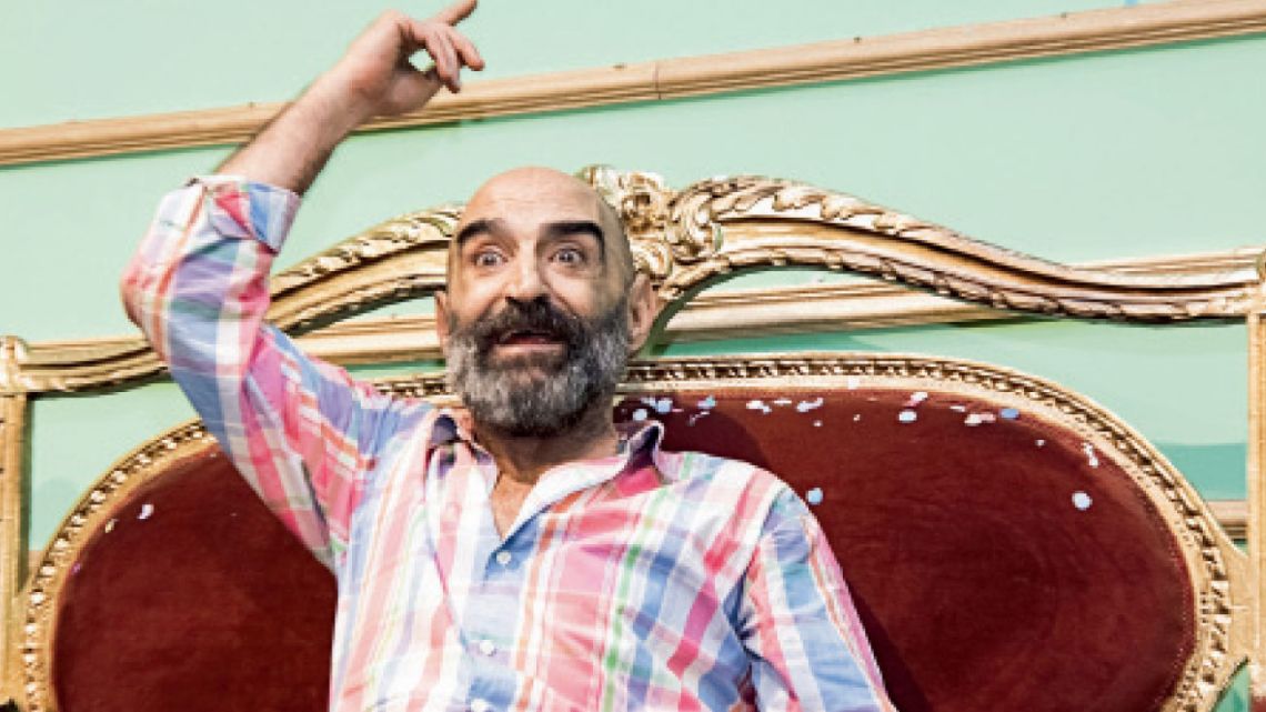 La ropa está en el centro del arte de De Loof, realizada con materiales de descarte y con sentido efímero. Sus vestidos son un cruce de lo “trash” con el lujo de la alta costura. | Foto:Gentileza Museo de Arte Moderno y Grupo Mass