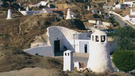 En las cuevas hay tablaos flamencos de gitanos, casas y hoteles.