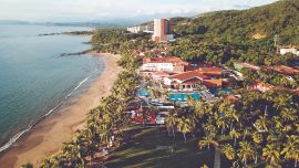 Ixtapa se creó como destino turístico en 1968. Playa Linda es la mejor zona. Allí el Club Med Ixtapa Pacífic aparece como un refugio ante los edificios altísimos.