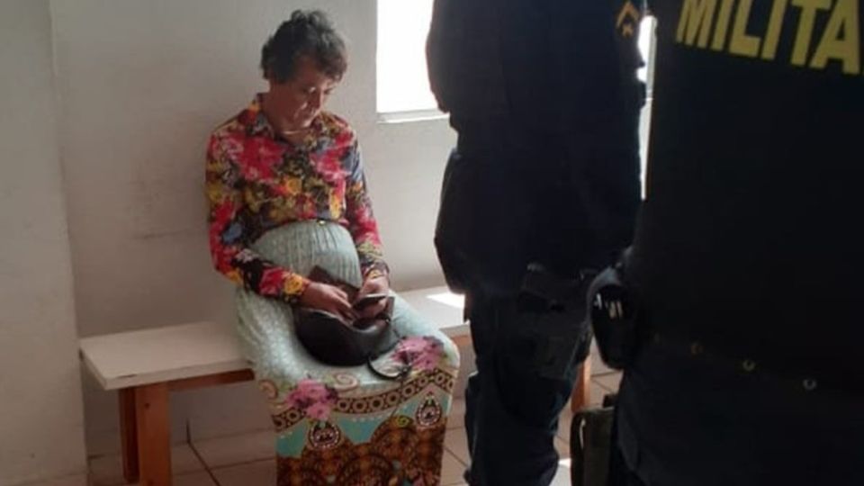 El hombre de 43 años se disfrazó de su madre para rendir el examen de conducir por ella.