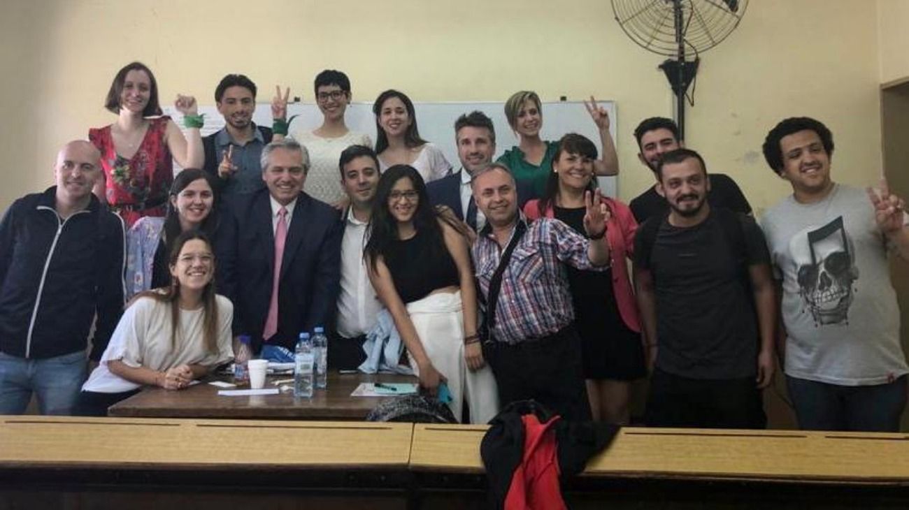 El presidente Alberto Fernández posó con sus alumnos de la UBA.