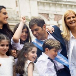 asunción. Kicillof con su familia y la vice Verónica Magario tras haber jurado como gobernador de la provincia.  | Foto:Télam