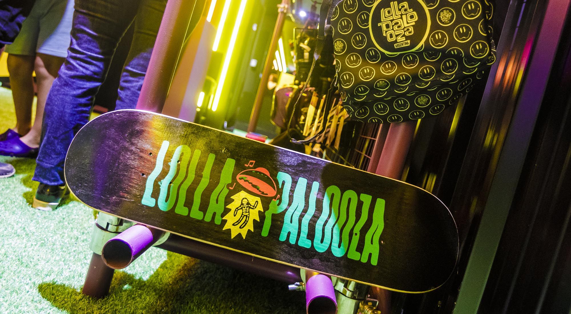 Lollapalooza Argentina presentó el primer Pop Up Store en DOT Baires Shopping.