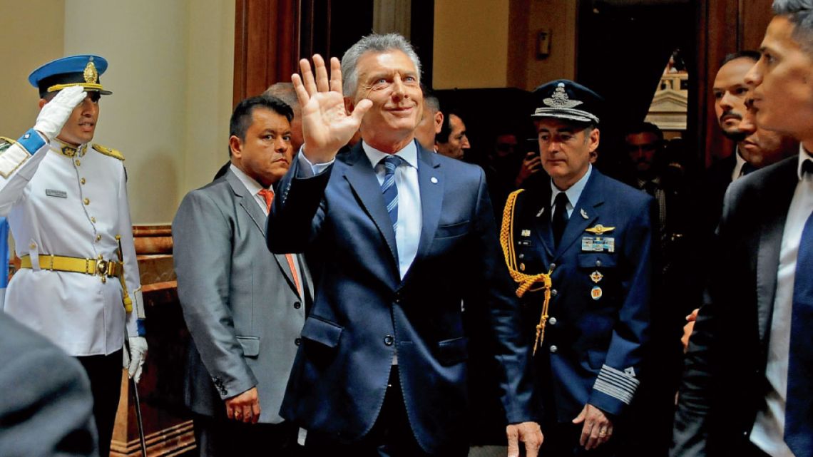 12:10. El presidente Macri entró al recinto de la Cámara de Diputados minutos después del mediodía. Al ingresar, le cantaron la marcha peronista mucho más fuerte. Hizo el traspaso de mando y se fue del Congreso con rumbo a su quinta en el partido de Malvinas Argentinas. Tuvo un frío cruce con la vicepresidenta Cristina Kirchner. | Foto:Sergio Piemonte