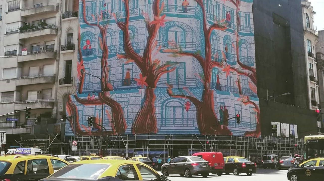 Vista. Las ramas de un árbol sobre una foto antigua del edificio. 