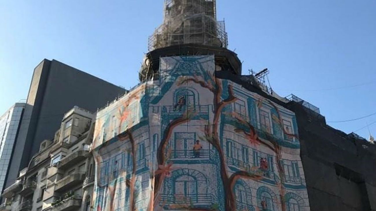 Vista. Las ramas de un árbol sobre una foto antigua del edificio. 