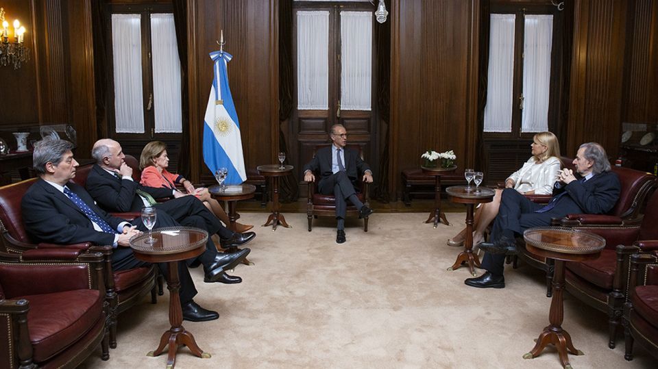 Diálogo. La ministra Losardo junto a los miembros de la Corte Suprema.