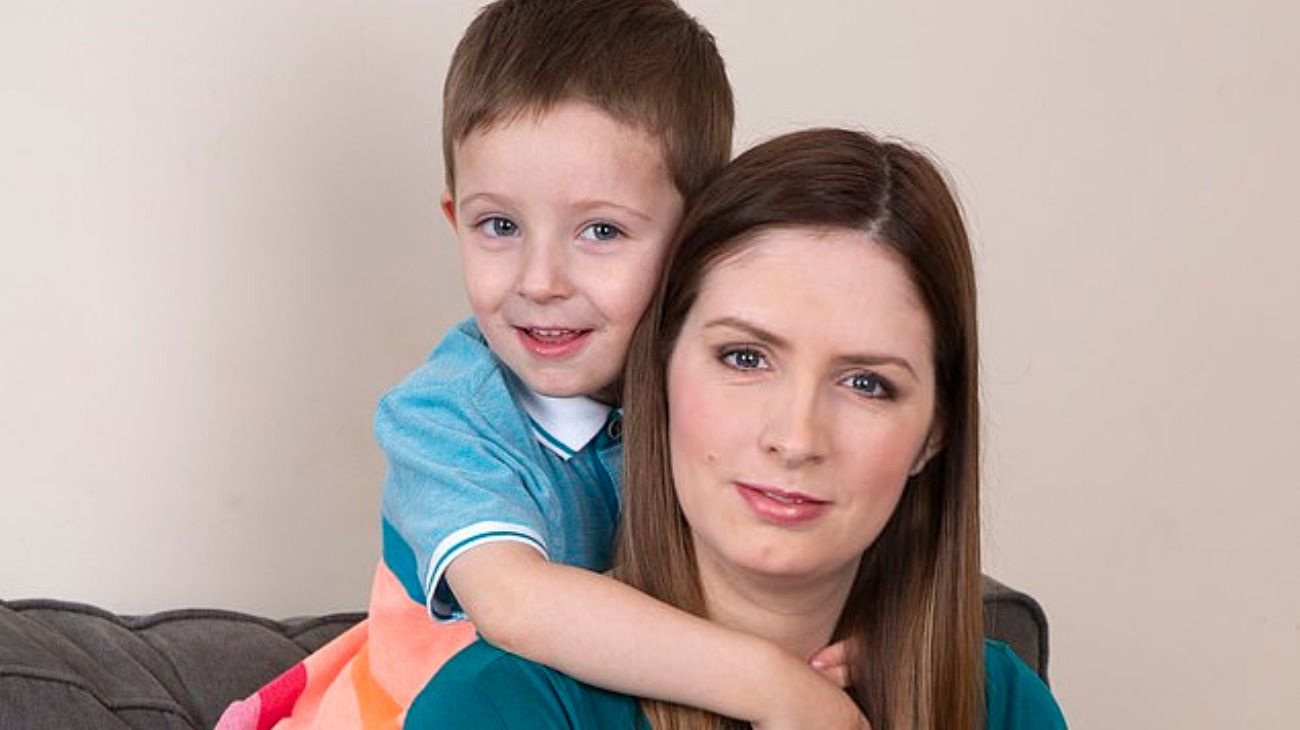 Ali Sanders con su hijo biológico. 