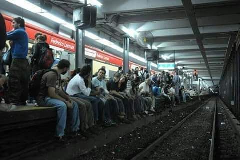 Daniel Fernandez con sus compañeros en el subte porteño.