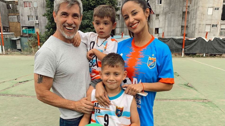 Lourdes Sánchez, el Chato Prada y su hijo Valentín, en Fuerte Apache: fútbol y diversión