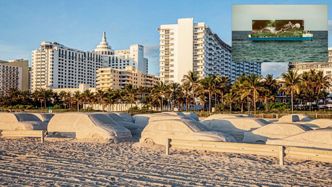 Izq., Leandro Erlich en la arena y Osías Yanov en el mar, entre los muchos argentinos presentes en la semana del arte. | Foto:Gentileza ABMB, Leandro Erlich-Steve Kehayias, Luciana Lamothe - Oriol Tarridas, Faena Art - Loló Bonfanti, El Espacio 23 y Orensanz - Art Basel Cities BA.