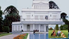 Un amplio parque y la fachada principal de la mansión, con un espejo de agua. Además, el estudio, la huerta orgánica y la cancha profesional de tenis.