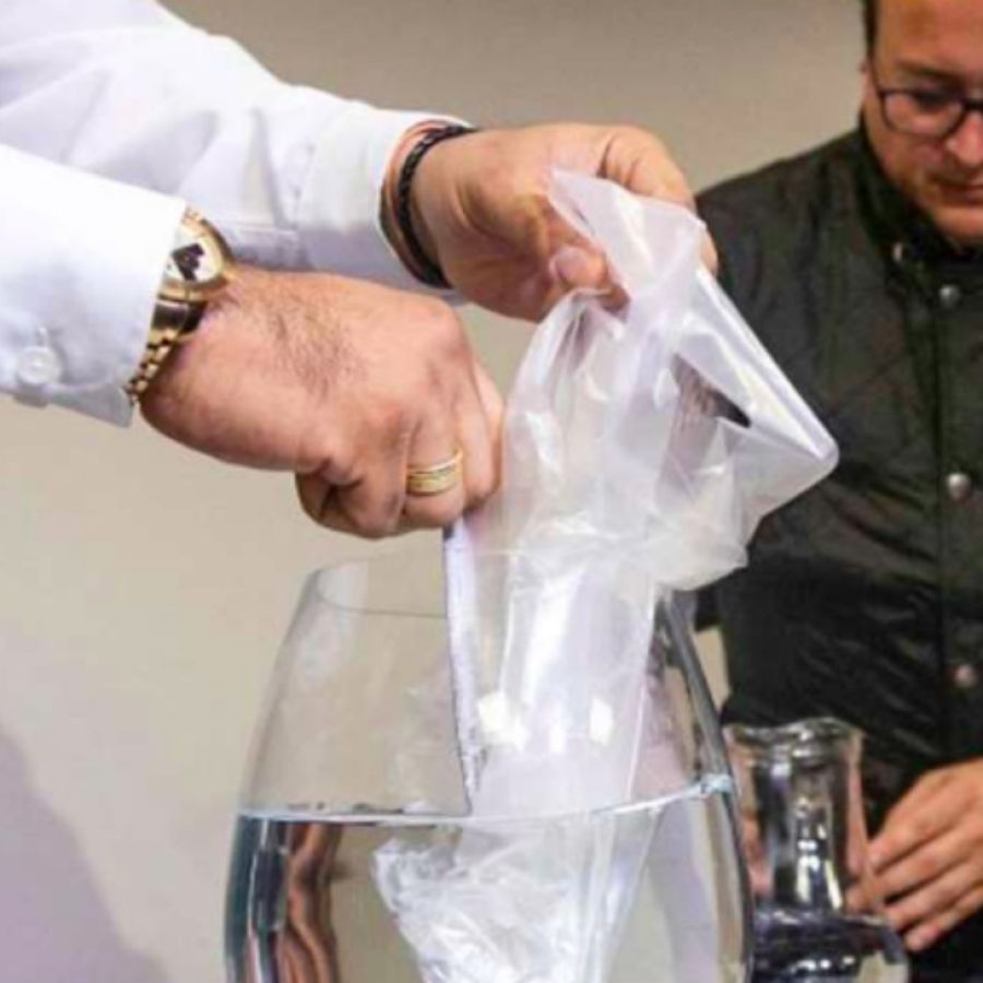 Presentaron una bolsa soluble en agua como alternativa al plástico